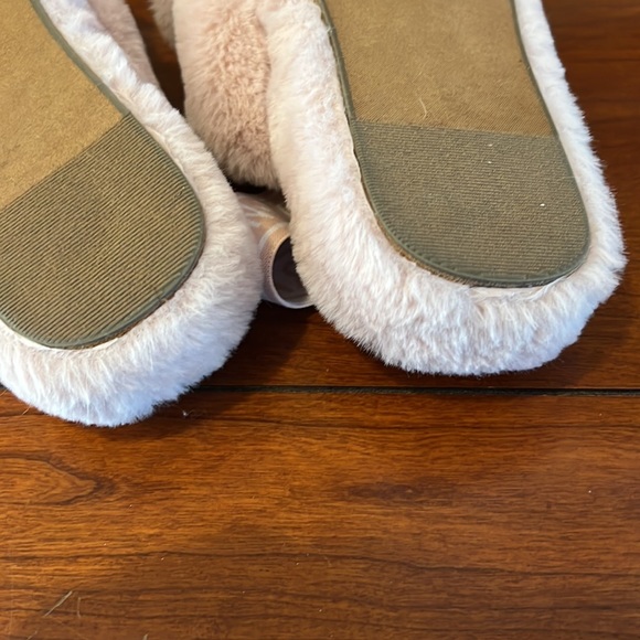 Fluffy sandal slipper with elastic heel strap - Picture 5 of 5